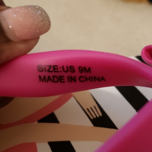 SOLD Kate Spade Monkey Flip Flops - Picture 6 of 8